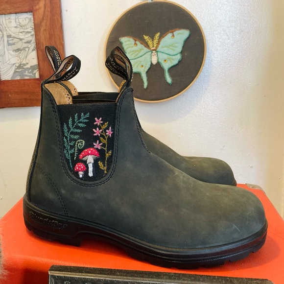 Blundstone Shoes - OOAK! Blundstone Classics #587 Leather Boots Women’s 8 Rustic Black Embroidered
